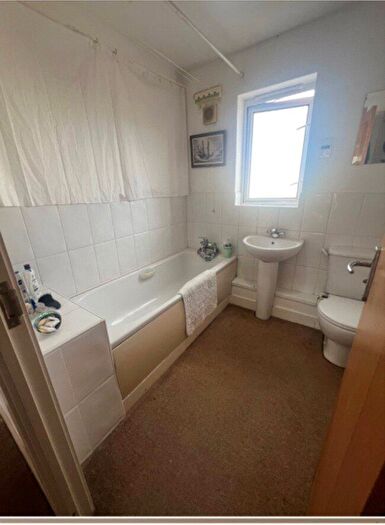 2 Bedroom Flat For Sale In Grangemoor Court, Cardiff, CF11