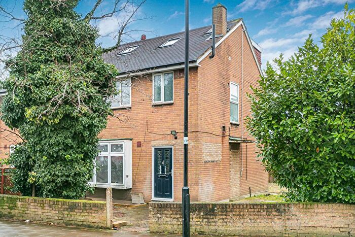 3 Bedroom Semi-Detached House For Sale In Pendennis Road, London, SW16