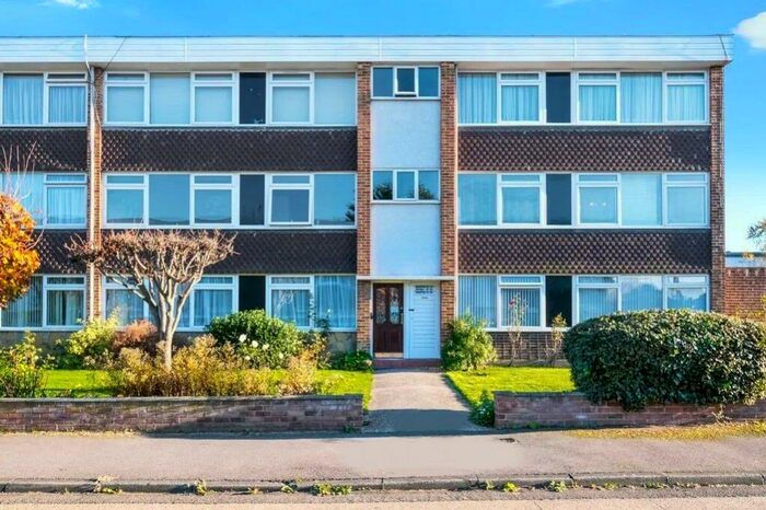 2 Bedroom Flat To Rent In Barton Meadows, Ilford, Essex, IG6