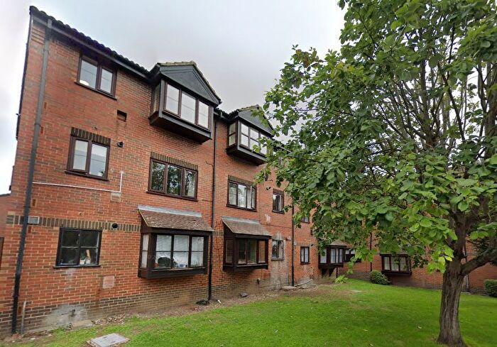 2 Bedroom Flat For Sale In Gladbeck Way, Enfield, Middlesex, EN2