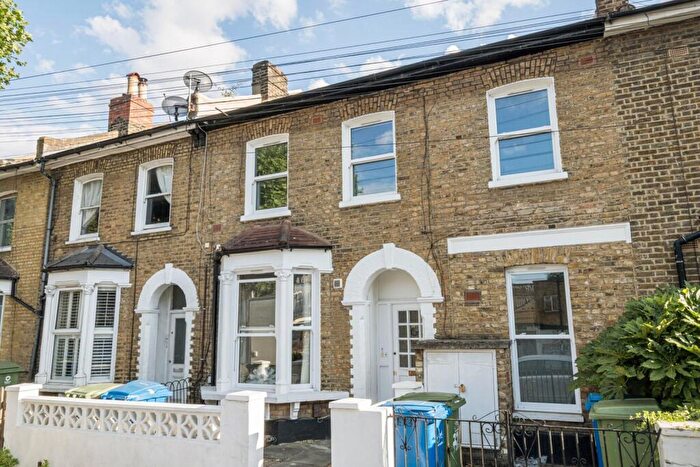 1 Bedroom Apartment For Sale In Kimberley Avenue, London, SE15