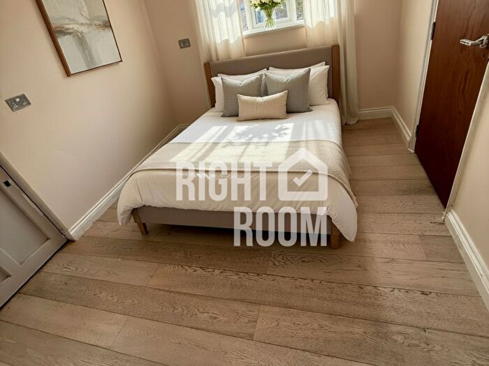 2 Bedroom Flat To Rent In Two Bedroom Flat, High Road, IG7