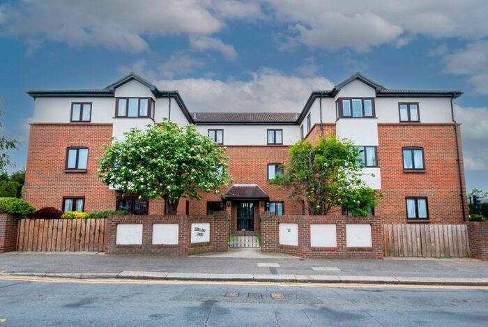 2 Bedroom Flat For Sale In Westleigh Avenue, Leigh-On-Sea, SS9