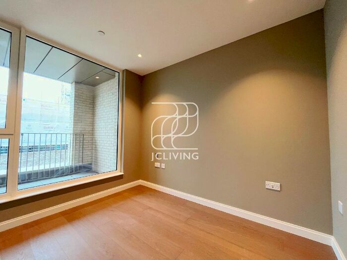 Studio To Rent In Gasholder Place, London, SE11