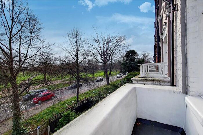 1 Bedroom Flat For Sale In Leathwaite Road, Between The Commons, SW11
