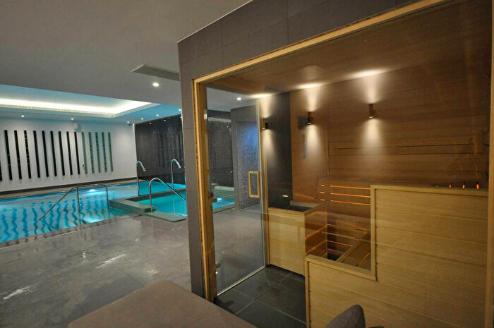 3 Bedroom Apartment To Rent In Residence Tower, Woodberry Down, N4