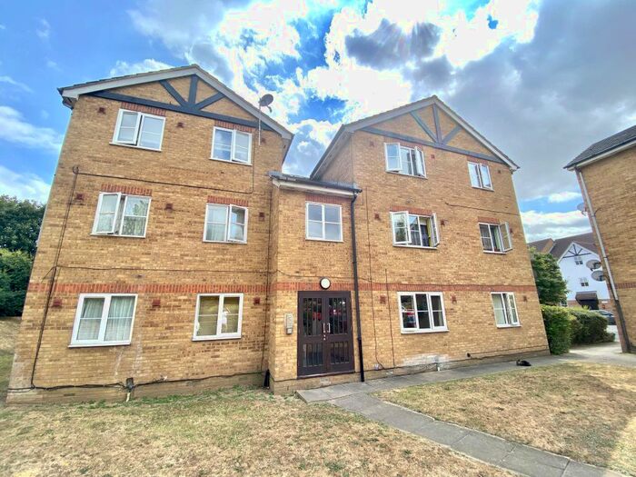 2 Bedroom Flat To Rent In Maplin Park, Langley, Slough, SL3