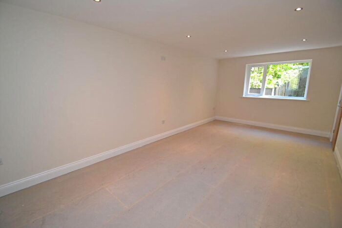 4 Bedroom Detached House For Sale In Brackendale, Thackley, BD10