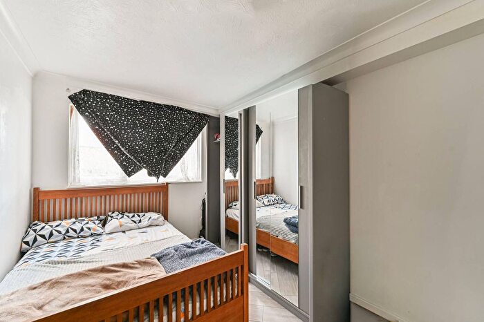 2 Bedroom Flat For Sale In Lowry Crescent, Mitcham, CR4