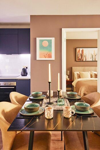 2 Bedroom Apartment To Rent In Park Square, Avebury Boulevard, Milton Keynes, Buckinghamshire, MK9