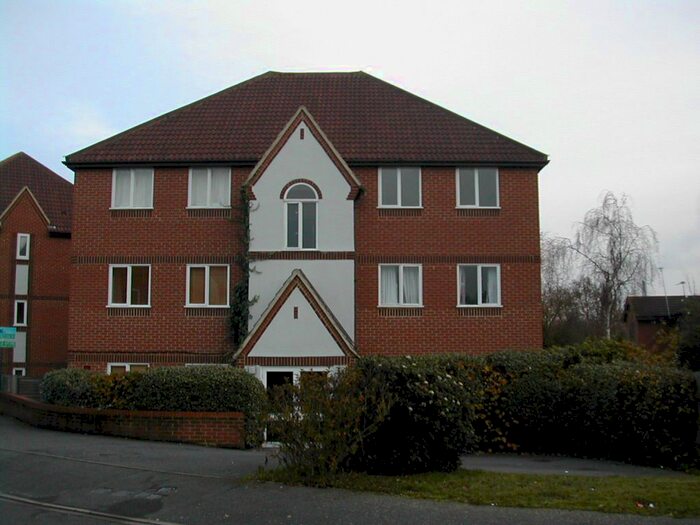 2 Bedroom Flat To Rent In Littlebrook Avenue, Burnham, Slough SL2