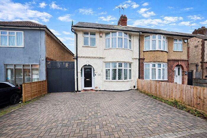 3 Bedroom Semi-Detached House To Rent In Dunstable Road, Luton, Bedfordshire, LU4