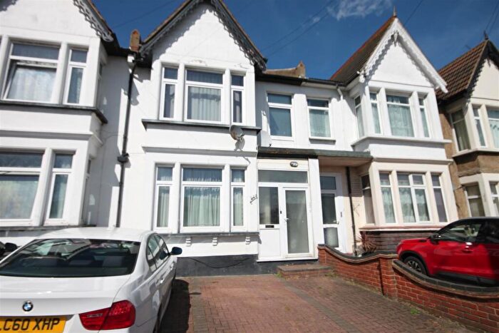 1 Bedroom Apartment For Sale In Woodgrange Drive, Southend-on-Sea, SS1