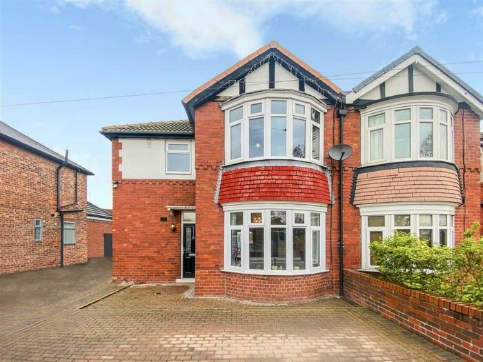 Houses for sale & to rent in DN8 4HA, Hawthorne Grove, Thorne