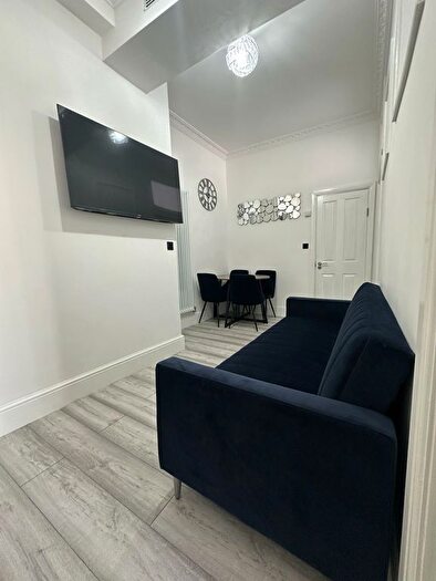 2 Bedroom Flat To Rent In Long Ridge Road, London, SW5