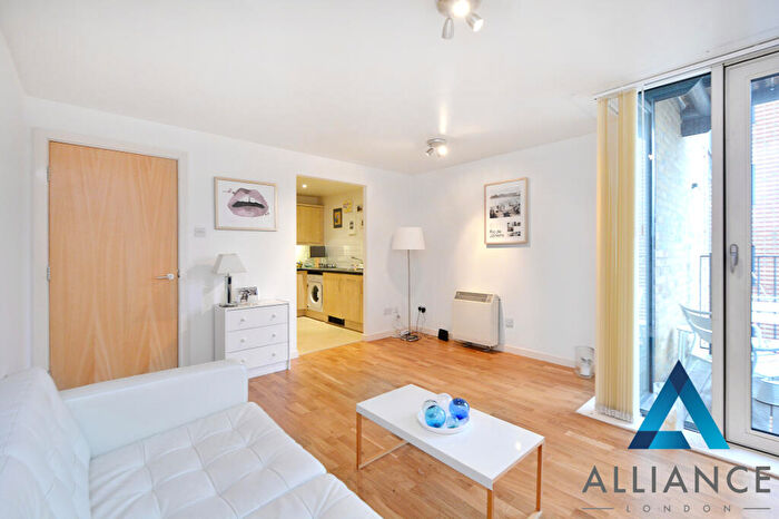 1 Bedroom Flat To Rent In Berglen Court, Branch Road, London, E14