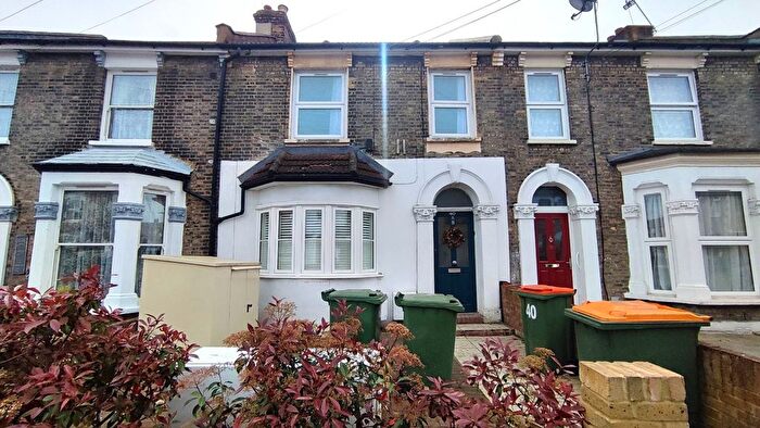 1 Bedroom Flat To Rent In Carlyle Road, Manor Park, E12