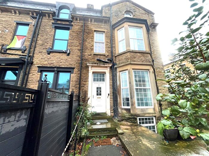 3 Bedroom End Of Terrace House For Sale In Oak Lane, Bradford, BD9