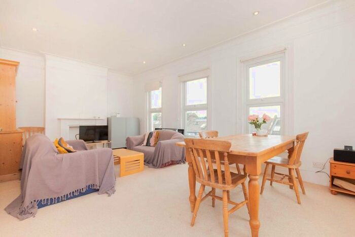 3 Bedroom Flat To Rent In Garratt Lane, London SW18