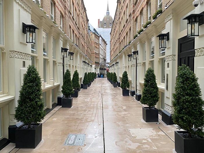 1 Bedroom Apartment To Rent In Dyer's Building, Pink Mews, London, EC1N