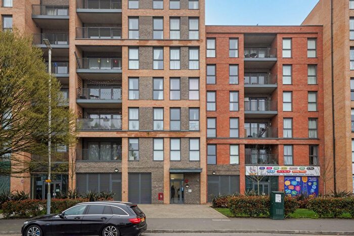 2 Bedroom Flat To Rent In Chailey Place, Hayes, UB3