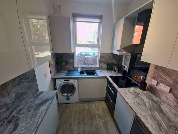 4 Bedroom House To Rent In Quarry Mount Street, Leeds, LS6