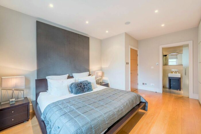 2 Bedroom Flat To Rent In Cornwall Gardens, South Kensington, London, SW7