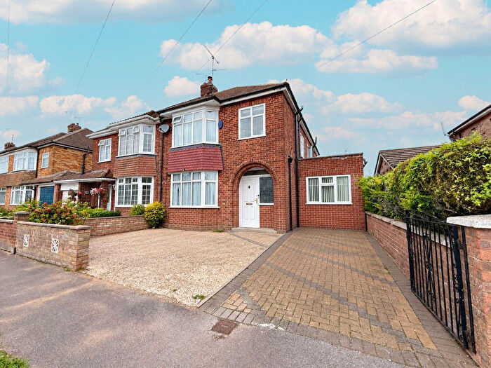5 Bedroom Semi-Detached House For Sale In Leafields, Dunstable, LU5
