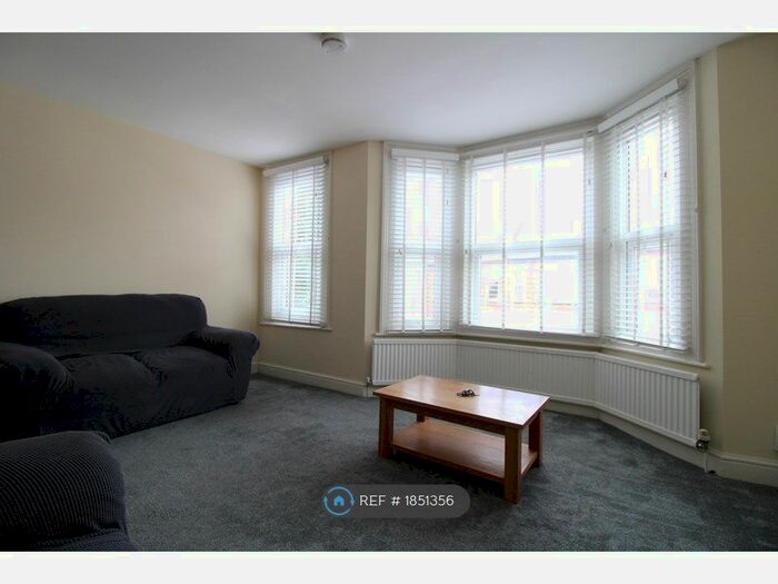 3 Bedroom Flat To Rent In Kellino Street, London, SW17
