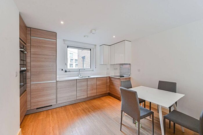 2 Bedroom Flat To Rent In Whiting Way, Rotherhithe, London, SE16