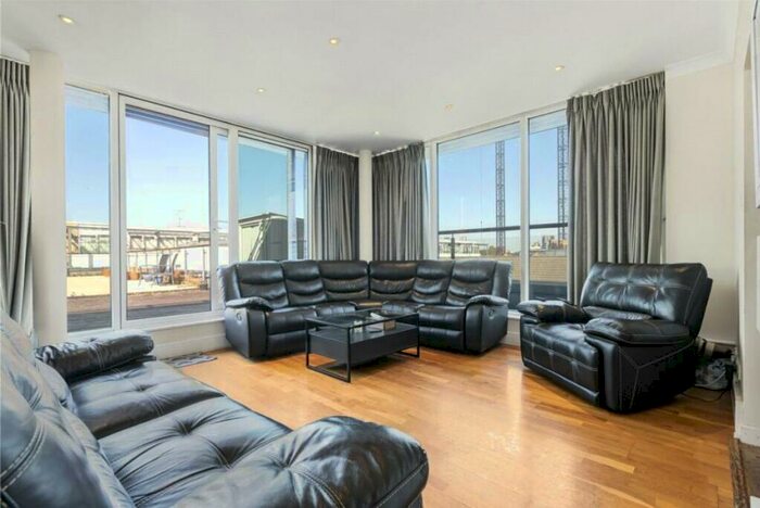 2 Bedroom Flat To Rent In Boardwalk Place, South Quay, E14
