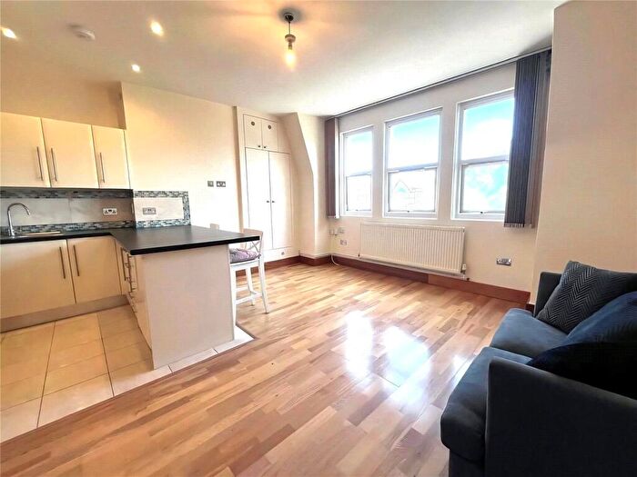 1 Bedroom Apartment To Rent In Queens Parade, Harringey, London, N8