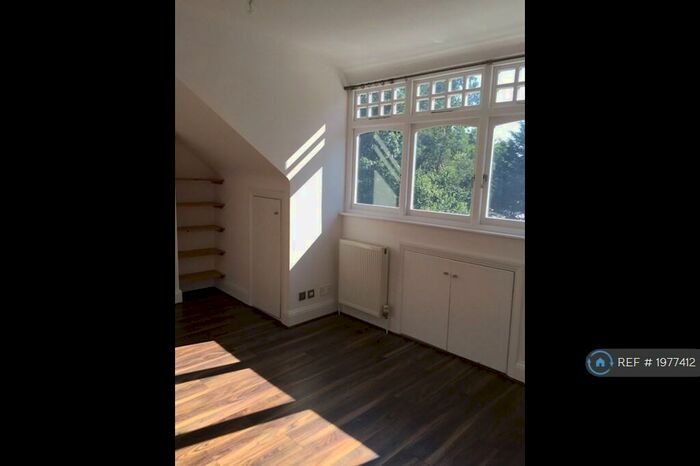 3 Bedroom Flat To Rent In Princes Avenue, London, N10