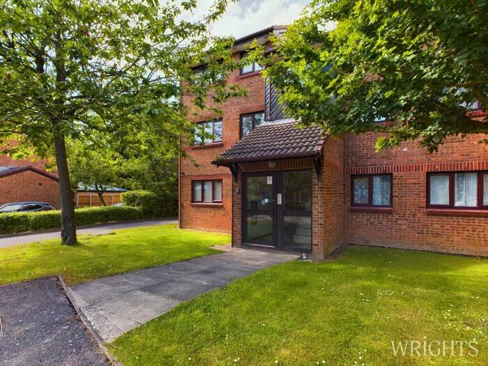 2 Bedroom Apartment For Sale In Tudor Close, Hatfield, AL10