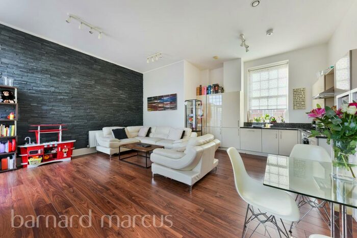 2 Bedroom Apartment To Rent In Glanville Way, Epsom, KT19