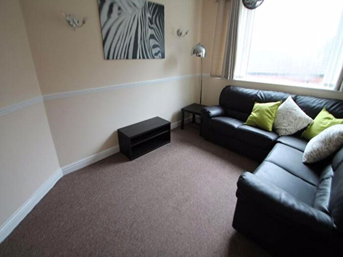 2 Bedroom House To Rent In Knowle Mount, Leeds, LS4