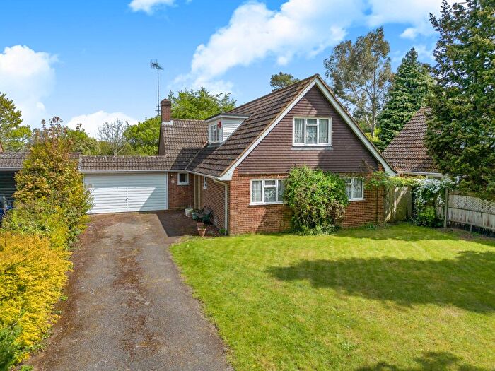 3 Bedroom Link Detached House For Sale In Orchard Close, Shiplake Cross, RG9