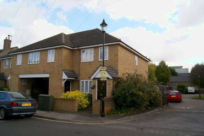 2 Bedroom Flat To Rent In Park Street, Slough, Berkshire SL1