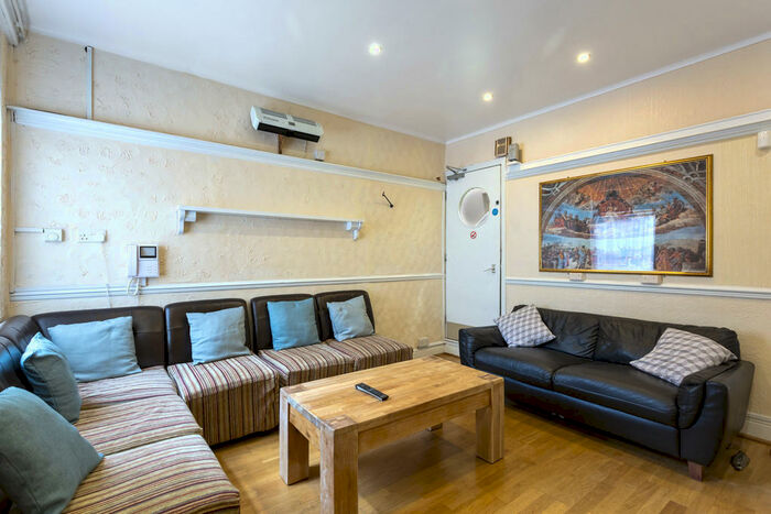 4 Bedroom Terraced House To Rent In Grimston Road, NG7