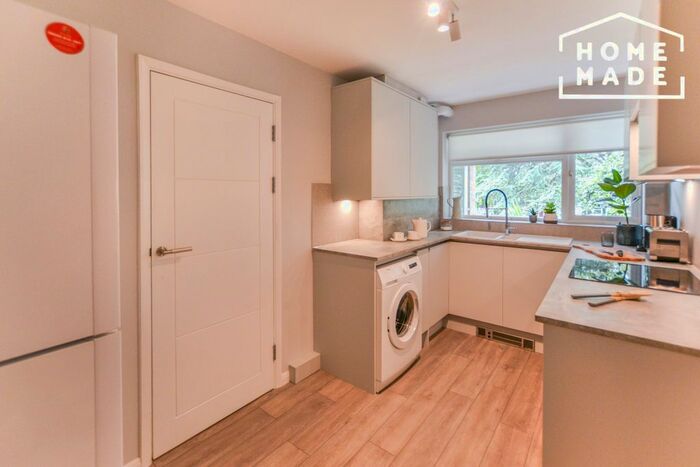 2 Bedroom Flat To Rent In Sinclair Court, Beckenham, BR3