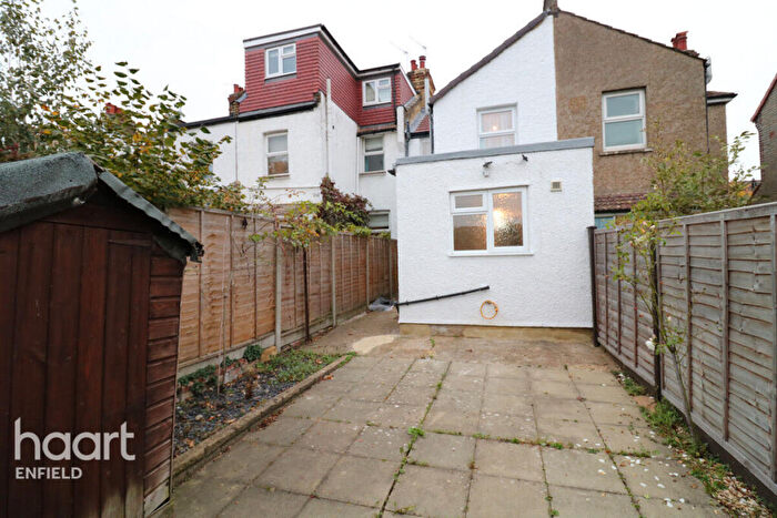 3 Bedroom Semi-Detached House To Rent In Chelmsford Road, London, N14