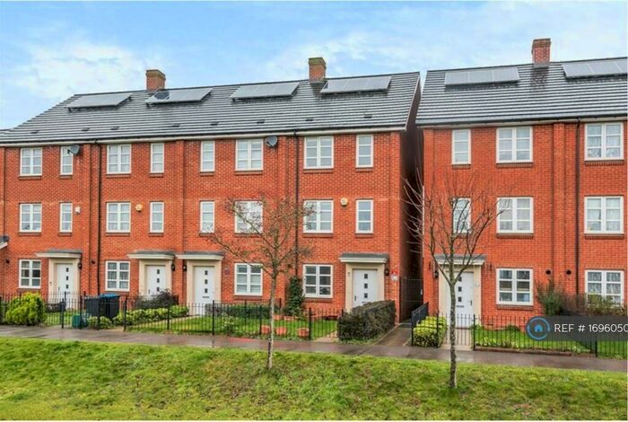 4 Bedroom End Of Terrace House To Rent In Mitcham, Collierswood, CR4