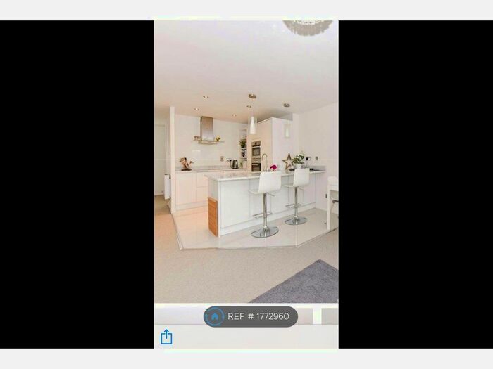 3 Bedroom Flat To Rent In Derwent Close, Amersham, HP7