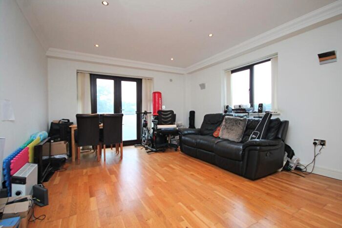 2 Bedroom Flat To Rent In Maple Leaf Court, Bloomfield Ave, Palmers Green, N13