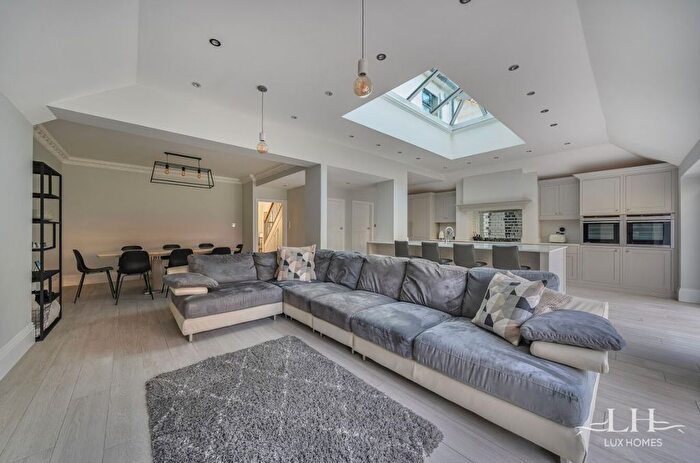 4 Bedroom Semi-detached House For Sale In Upminster Road, Hornchurch, RM11