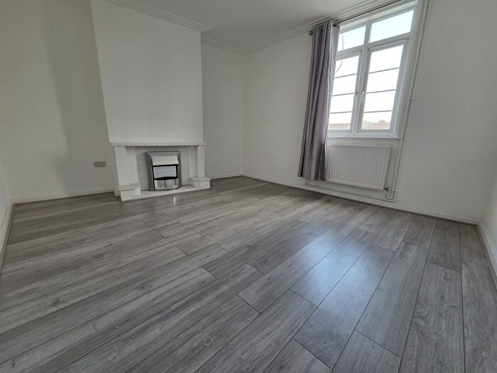 2 Bedroom Flat To Rent In Halliwick Court, Woodhouse Road, North Finchley, N12