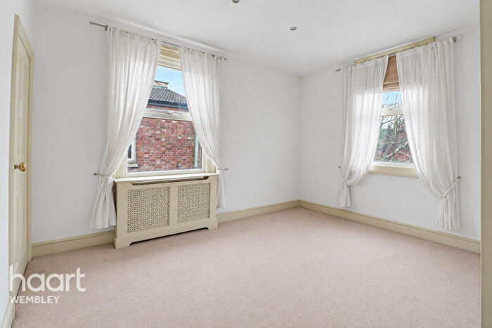3 Bedroom Maisonette For Sale In St Marys Road, London, NW10