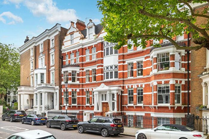 3 Bedroom Flat For Sale In Holland Park Gardens, Holland Park, London, W14