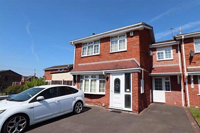 4 Bedroom Link Detached House To Rent In Tapestries Avenue, West Bromwich, B70