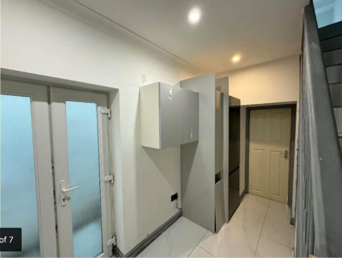 3 Bedroom Flat To Rent In Hounslow Rd Twickenham, London, TW2